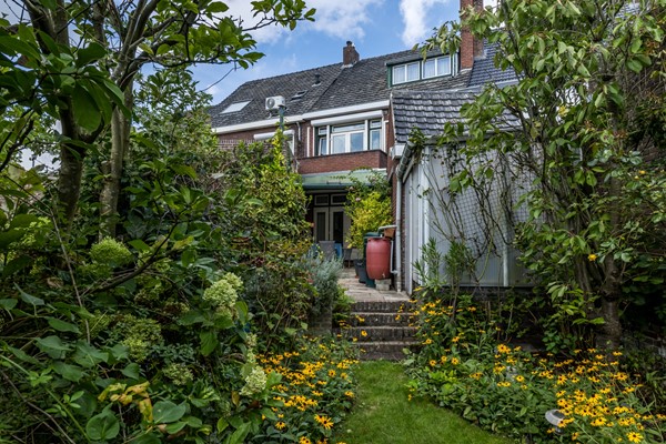 Foto - Te koop: Karakteristiek wonen met de duurzaamheid van nu! Verrassend ruime tussenwoning (1938) met 5 slaapkamers, hybride warmtepomp en Energielabel A nabij het centrum van Heerlen. 